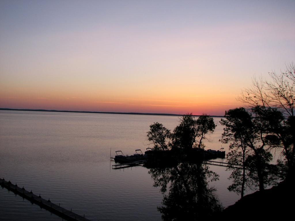 Beachfront Hotel Houghton Lake Εξωτερικό φωτογραφία